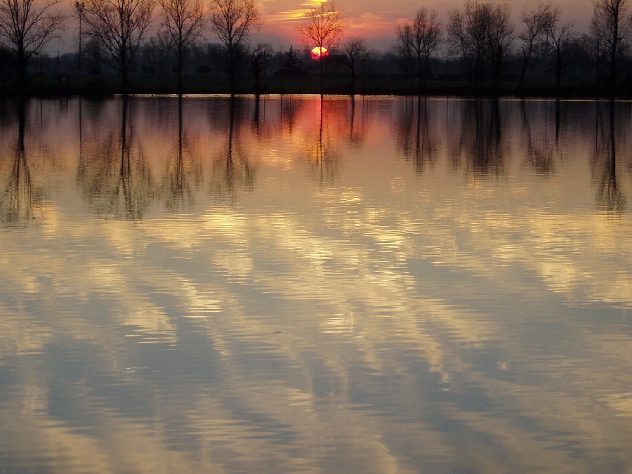 Soleil_couchant_sur_le_lac_des_sesquieres.jpg