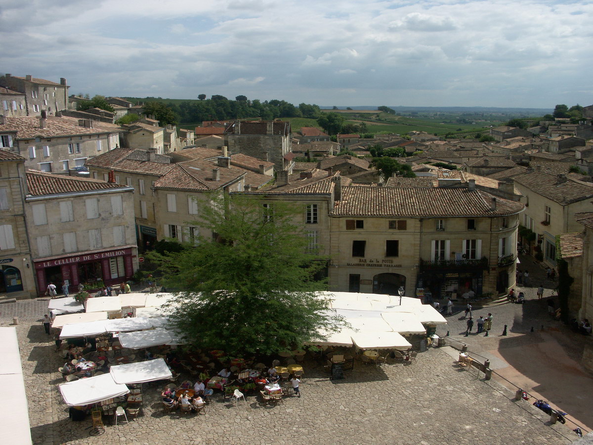 Saint_Emilion_place.jpg