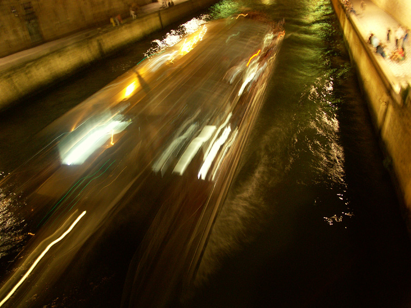 une_peniche_sur_la_seine.jpg